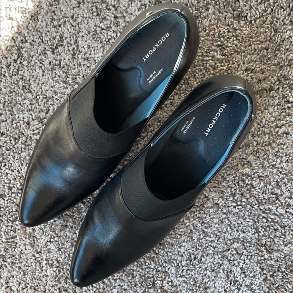 Black Rockport heels, in excellent condition!